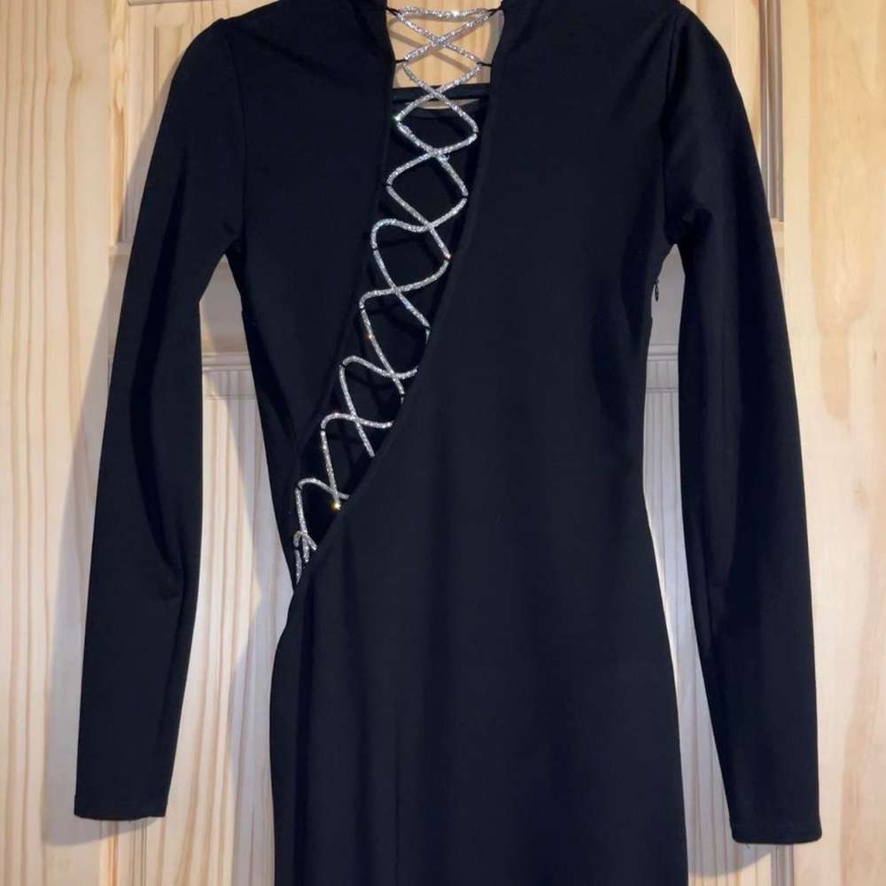 NWOT Forever 21 black tight dress!!
Size : Medium
